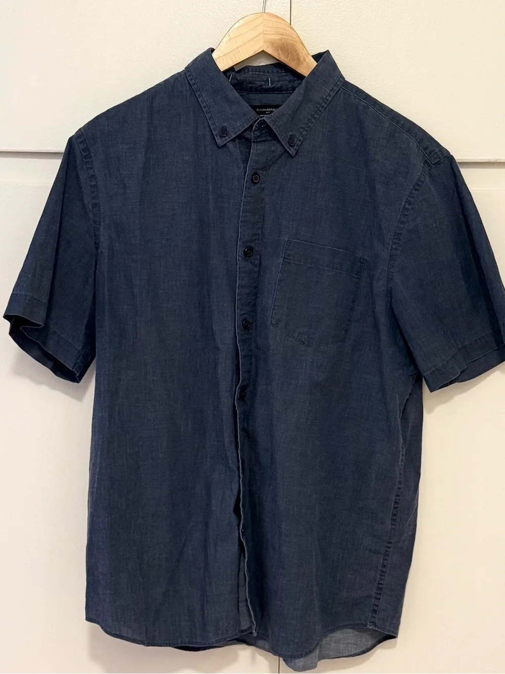 Banana Republic Men's Size L - Blue Unticked Fit Short Sleeve Button Down
